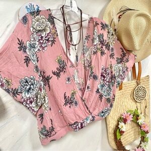 Beautiful pink floral blouse/cover up w shabby chic resort vacay beach vibe